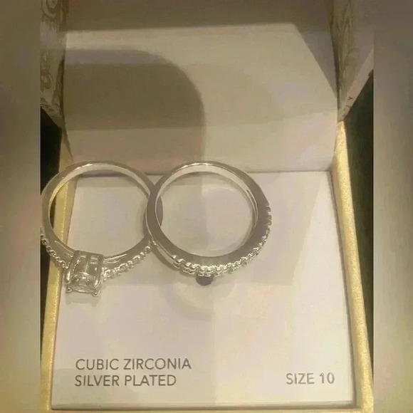 Cubic Zirconia (3 ct. t.w.) Engagement Ring Set in Fine Silver Plate S 6 or 10 - Picture 4 of 4